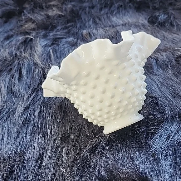 VINTAGE  RUFFLED  HOBNAIL MILK GLASS BOWL. - Picture 4 of 7